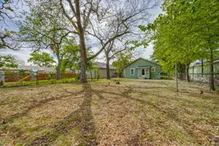 913 W Day St, Denison, TX 75020 - Photo 21