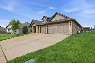 3205 Greenway Dr, Burleson, TX 76028 - Photo 3