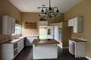 280 W 4th St, Crawford, TX 76638 - Photo 3