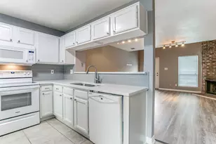 12 Abbey Rd, Euless, TX 76039 - Photo 5