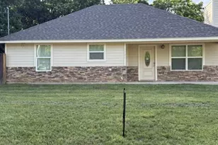 1004 Sanders St, Bowie, TX 76230 - Photo 1