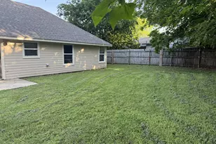 1004 Sanders St, Bowie, TX 76230 - Photo 3