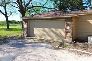 1542 W Reindeer Rd, Lancaster, TX 75146 - Photo 17