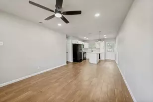 1913 San Antonio St, Grand Prairie, TX 75051 - Photo 7