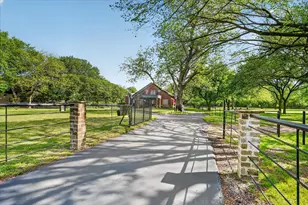 1290 Fox Ln, Burleson, TX 76028 - Photo 5