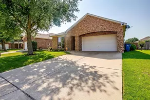 909 Hunter Ln, Burleson, TX 76028 - Photo 3