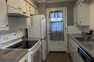 404 Hollyhill Ln Ln, Denton, TX 76205 - Photo 3