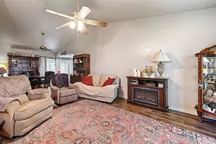 1853 Tompkins Dr, Grand Prairie, TX 75051 - Photo 5