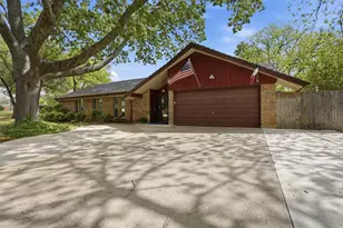 1233 Greenbriar Ln, Cleburne, TX 76033 - Photo 3