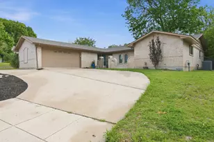 4225 Dawn Dr, Benbrook, TX 76116 - Photo 3