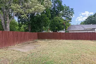 611 Cherry St, Bowie, TX 76230 - Photo 35