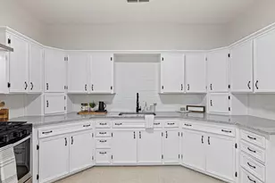 611 Cherry St, Bowie, TX 76230 - Photo 11