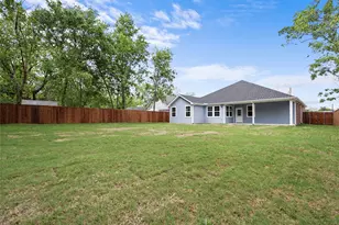 205 W 11th St, Bonham, TX 75418 - Photo 15