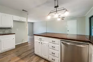 1533 E Springcrest Cir, Lancaster, TX 75134 - Photo 9