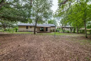 1533 E Springcrest Cir, Lancaster, TX 75134 - Photo 25