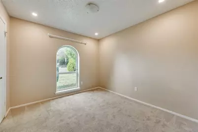 512 W Oakdale Road, Irving, TX 75060 - Photo 31