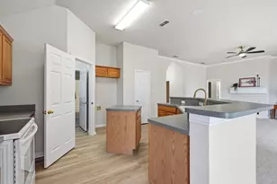 1121 SW Hillside Dr, Burleson, TX 76028 - Photo 11