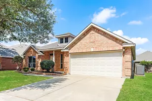 2240 Sparrow Hawk Ct, Grand Prairie, TX 75052 - Photo 3