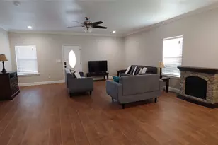 1012 E Oak St, Denton, TX 76205 - Photo 9