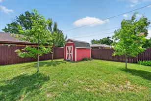 2105 Meadow Ln, Grand Prairie, TX 75050 - Photo 29