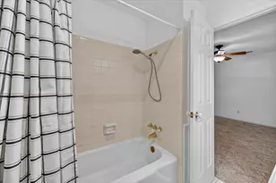 2105 Meadow Ln, Grand Prairie, TX 75050 - Photo 15