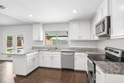 402 W Springdale Lane, Grand Prairie, TX 75052 - Photo 9