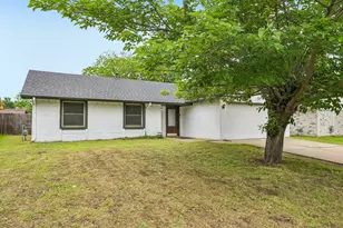 402 W Springdale Ln, Grand Prairie, TX 75052 - Photo 5
