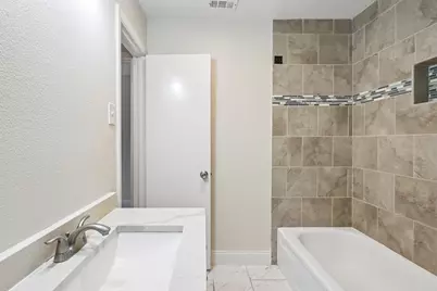 402 W Springdale Lane, Grand Prairie, TX 75052 - Photo 17