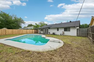 402 W Springdale Ln, Grand Prairie, TX 75052 - Photo 23