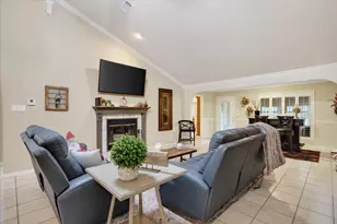 1405 5th St, Granbury, TX 76048 - Photo 3