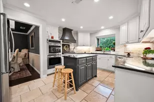 907 Loch Lomond Dr, Arlington, TX 76012 - Photo 11