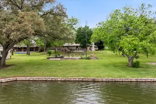 633 E Bridge St, Granbury, TX 76048 - Photo 31
