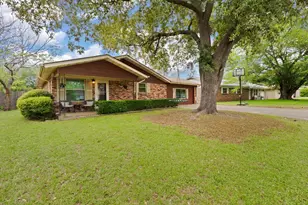 1212 Lynnwood Dr, Cleburne, TX 76033 - Photo 1