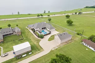 2009 Lakeshore Dr, Cleburne, TX 76033 - Photo 35