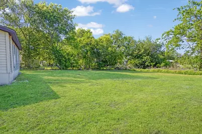 407 E Bonham Street, Tom Bean, TX 75491 - Photo 9