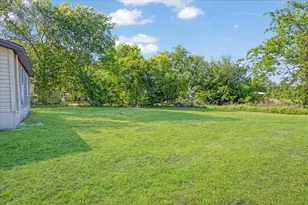407 E Bonham St, Tom Bean, TX 75491 - Photo 9