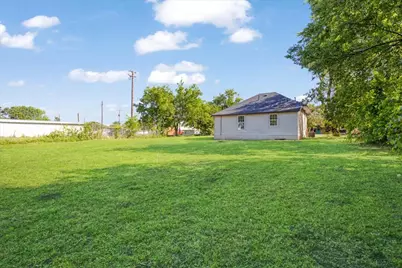 407 E Bonham Street, Tom Bean, TX 75491 - Photo 11