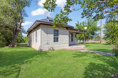 407 E Bonham Street, Tom Bean, TX 75491 - Photo 15