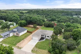 5908 Collins Ct, Granbury, TX 76048 - Photo 3