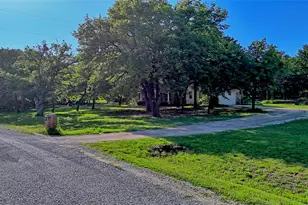 735 Sleepy Hollow Ln, Valley View, TX 76272 - Photo 33