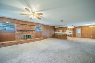 806 E Coral Way, Grand Prairie, TX 75051 - Photo 3