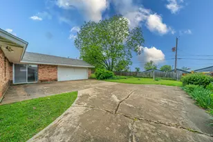 806 E Coral Way, Grand Prairie, TX 75051 - Photo 21