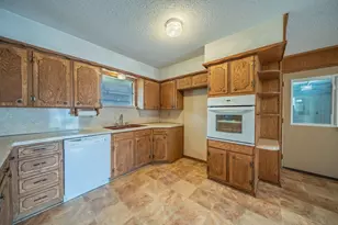806 E Coral Way, Grand Prairie, TX 75051 - Photo 9