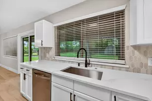129 N Dobson St, Burleson, TX 76028 - Photo 9