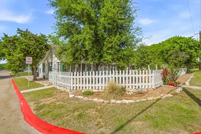 401 E Bridge Street, Granbury, TX 76048 - Photo 31