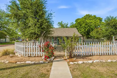 401 E Bridge Street, Granbury, TX 76048 - Photo 3