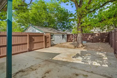 401 E Bridge Street, Granbury, TX 76048 - Photo 25