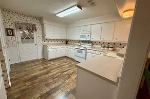 300 Denton Ct, Collinsville, TX 76233 - Photo 9