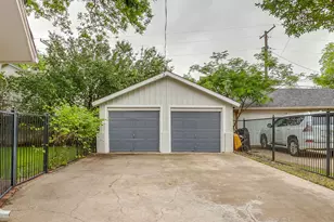 2013 Huntington Ln, Fort Worth, TX 76110 - Photo 33