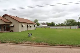 220 N 14th Ave, Munday, TX 76371 - Photo 5